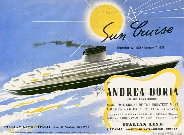 Werbeplakat der Italian Line für eine „Sun Cruise“ mit dem Luxusliner Andrea Doria, vor gelber Sonne auf blauem Hintergrund, datiert auf Dezember 1952 bis Januar 1953.