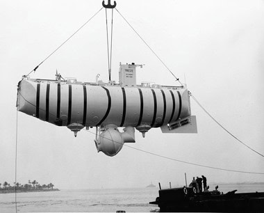 Historisches U-Boot im Wasser, das während des Zweiten Weltkriegs eingesetzt wurde.